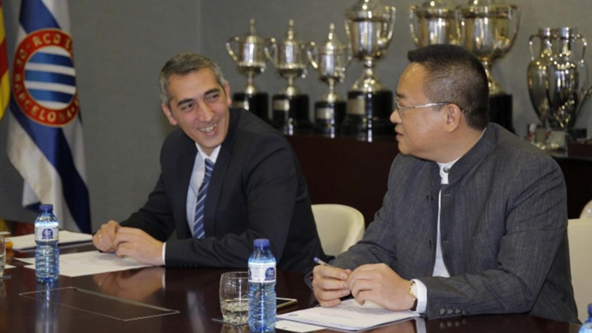 Ramón Robert, junto al presidente del RCD Espanyol, Chen Yansheng