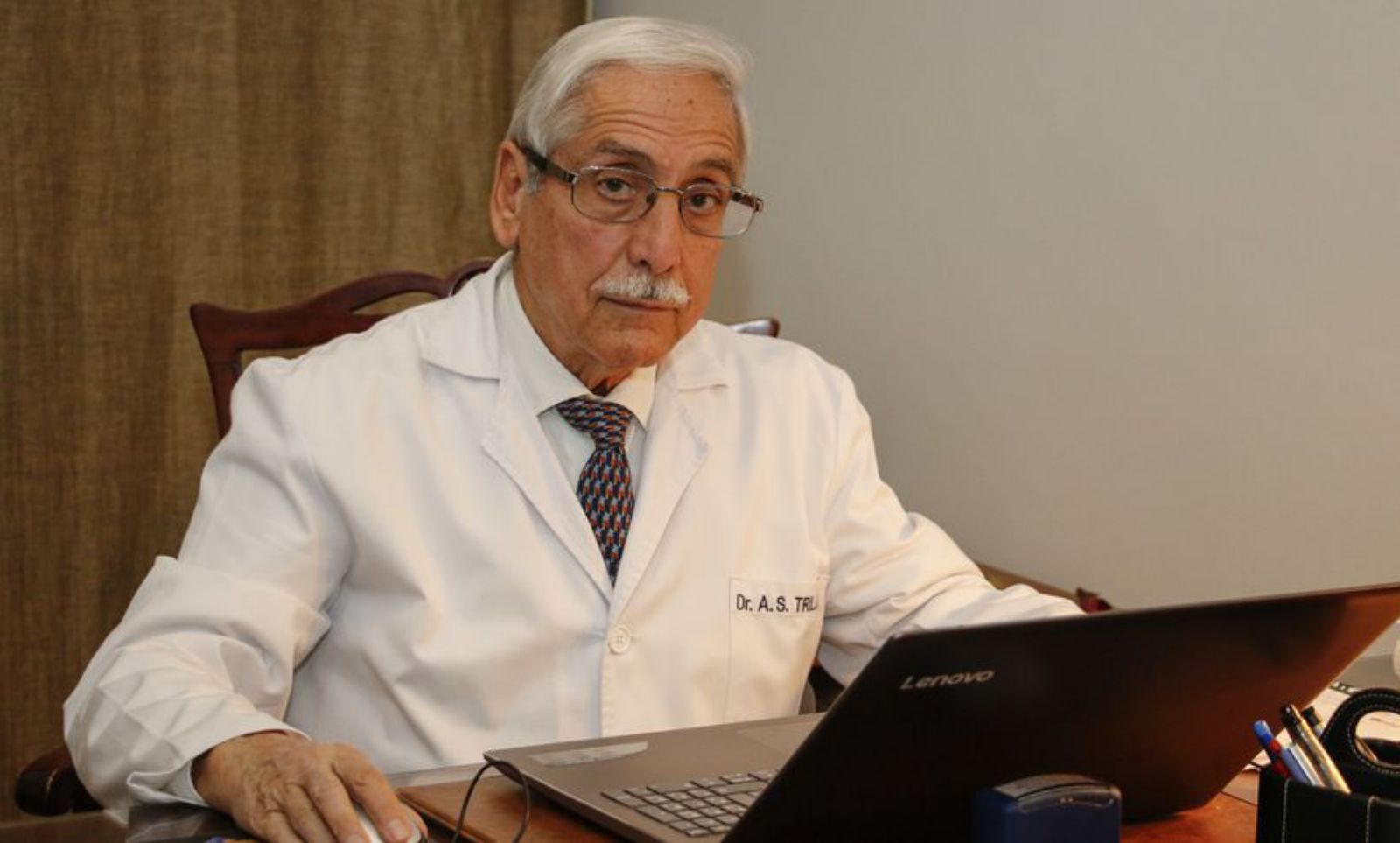 El Dr. Alberto Sánchez Trilla en su consulta.|  | PABLO SOLARES