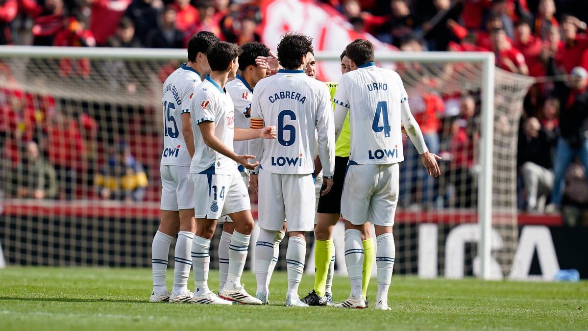 Los jugadores del Espanyol rodean a De Burgos Bengoetxea, el domingo en Palma.