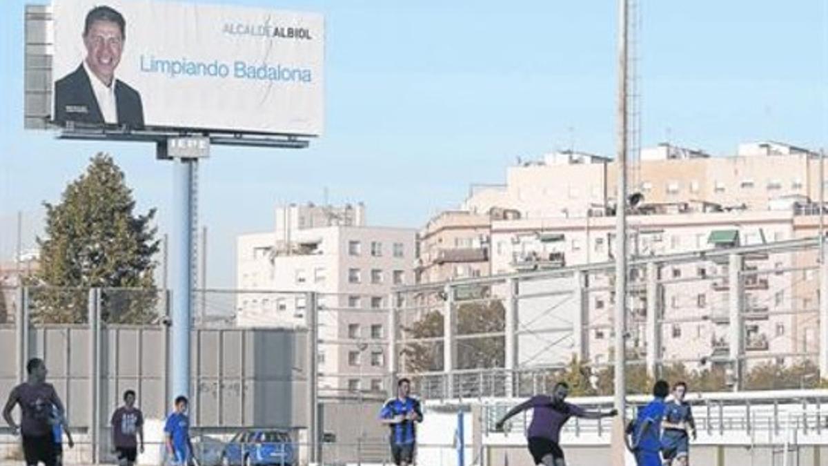 Uno de los polémicos carteles de campaña del alcalde de Badalona y candidato a la reelección, Xavier García Albiol (PP).