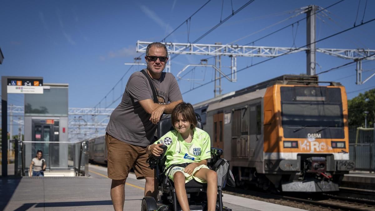 Una familia de Castelldefels denuncia las dificultades para viajar en tren con su hijo en silla de ruedas: "Hace falta un protocolo más acertado"