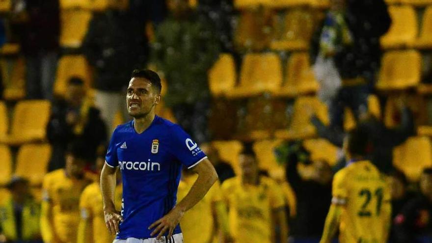 David Rocha se lamenta tras un gol del Alcorcón, durante el encuentro del sábado en Santo Domingo.
