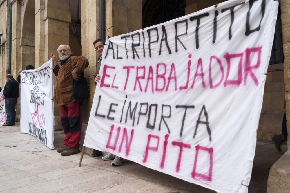 Manifestación de los trabajadores de El Asturcón contra en tripartito