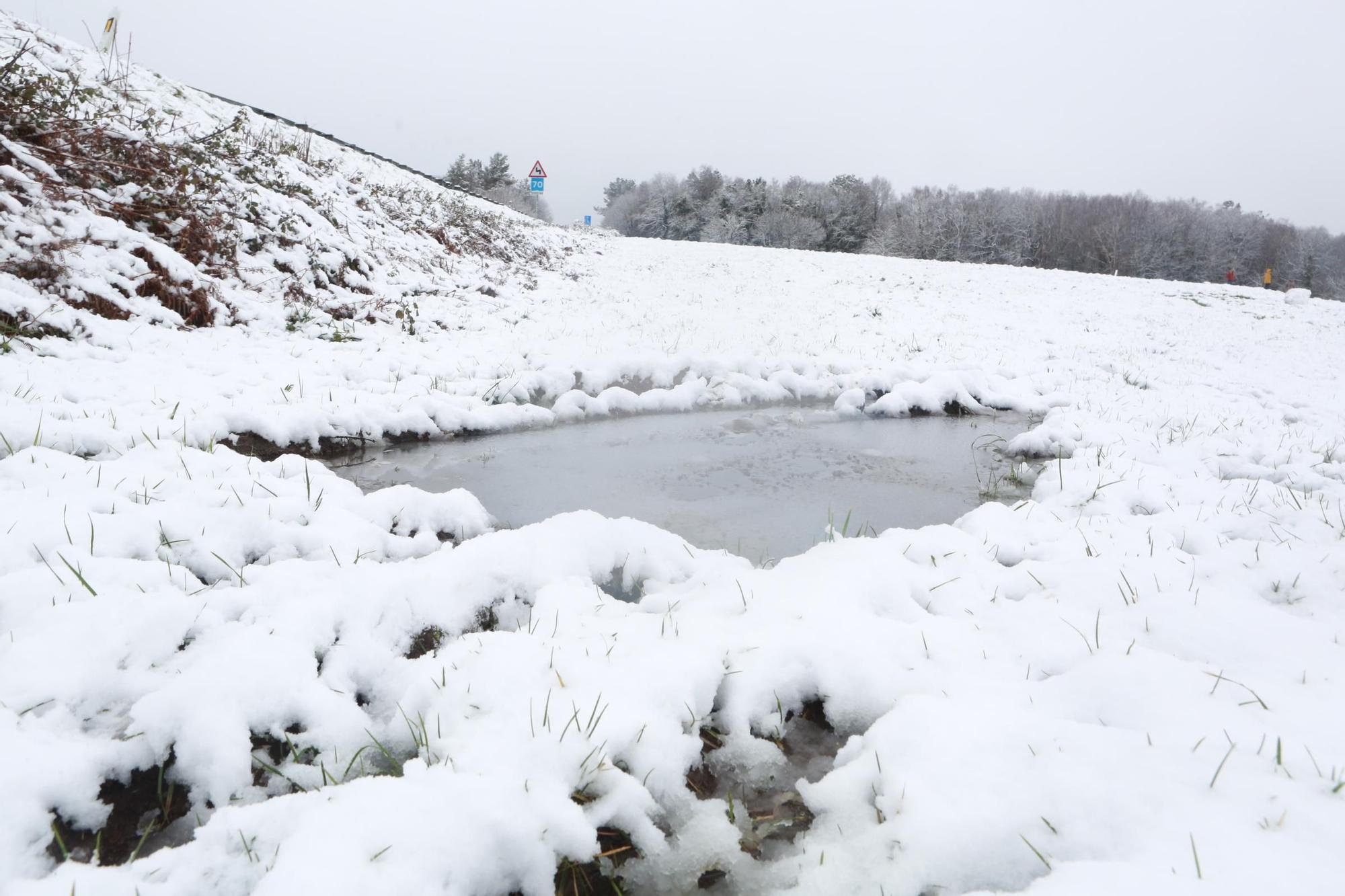 Galicia se tiñe de blanco: nieve, hielo y granizo por toda la comunidad