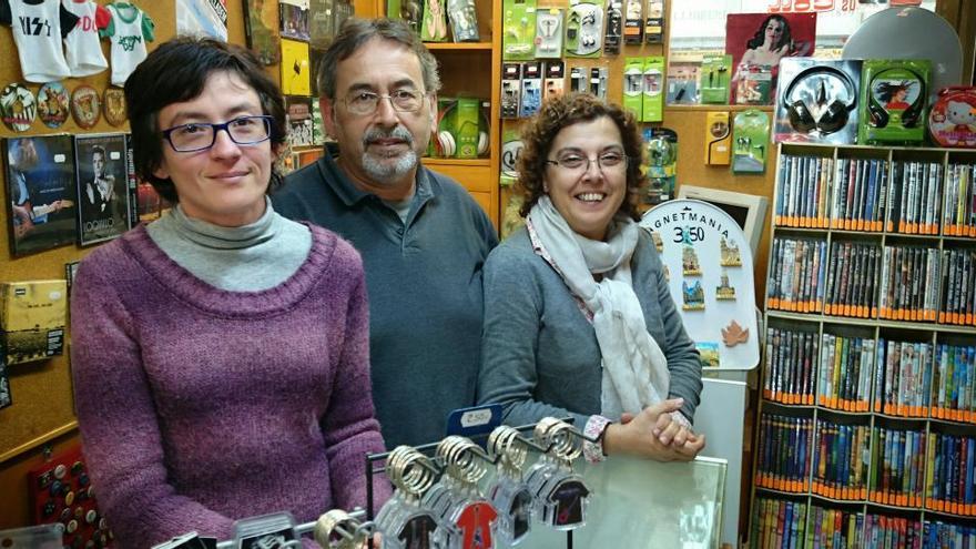 Mia, Daniel i Mariàngels, en els seus últims dies rere el taulell de la botiga del carrer Argenteria · Daniel Bonaventura