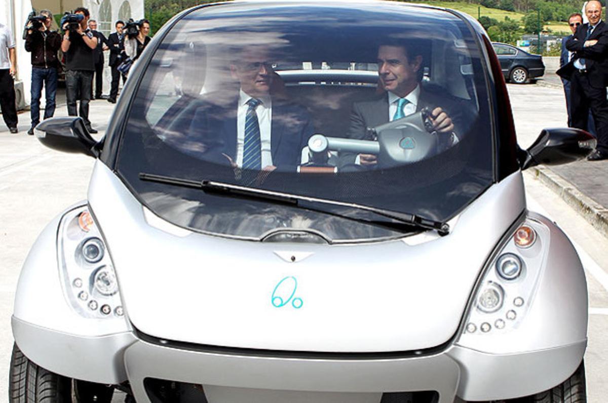 El ministre d’Indústria, José Manuel Soria (dreta), i el president del PP al País Basc, Antonio Basagoiti, proven Hiriko, el cotxe elèctric desenvolupat al País Basc, a Bilbao.