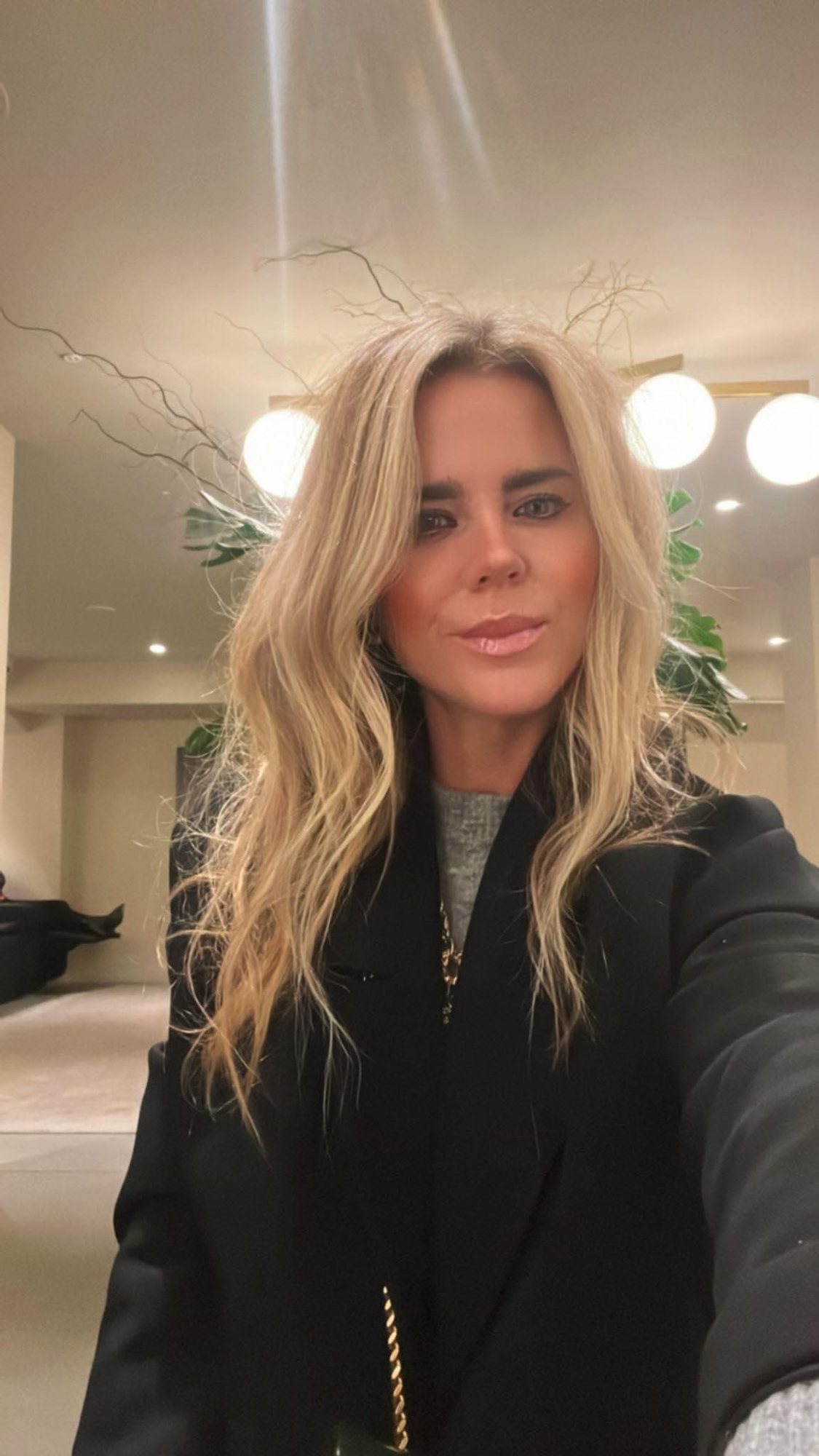 Amelia Bono luce mechas rubias en color vainilla tipo 'french balayage'