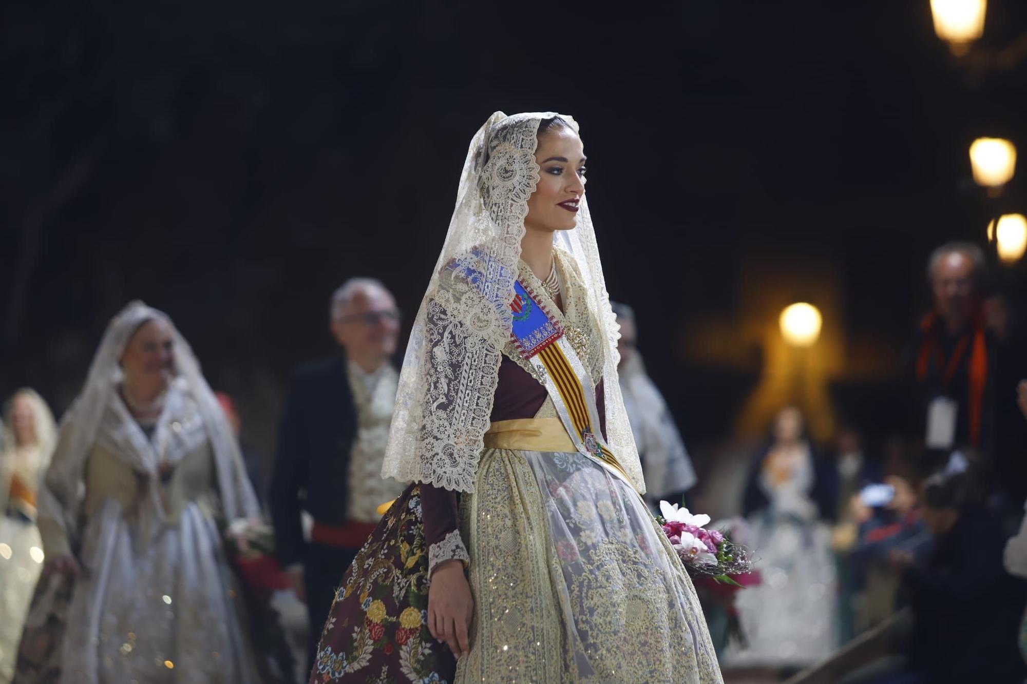 Laura Mengó y su corte coronan la ofrenda a la Virgen