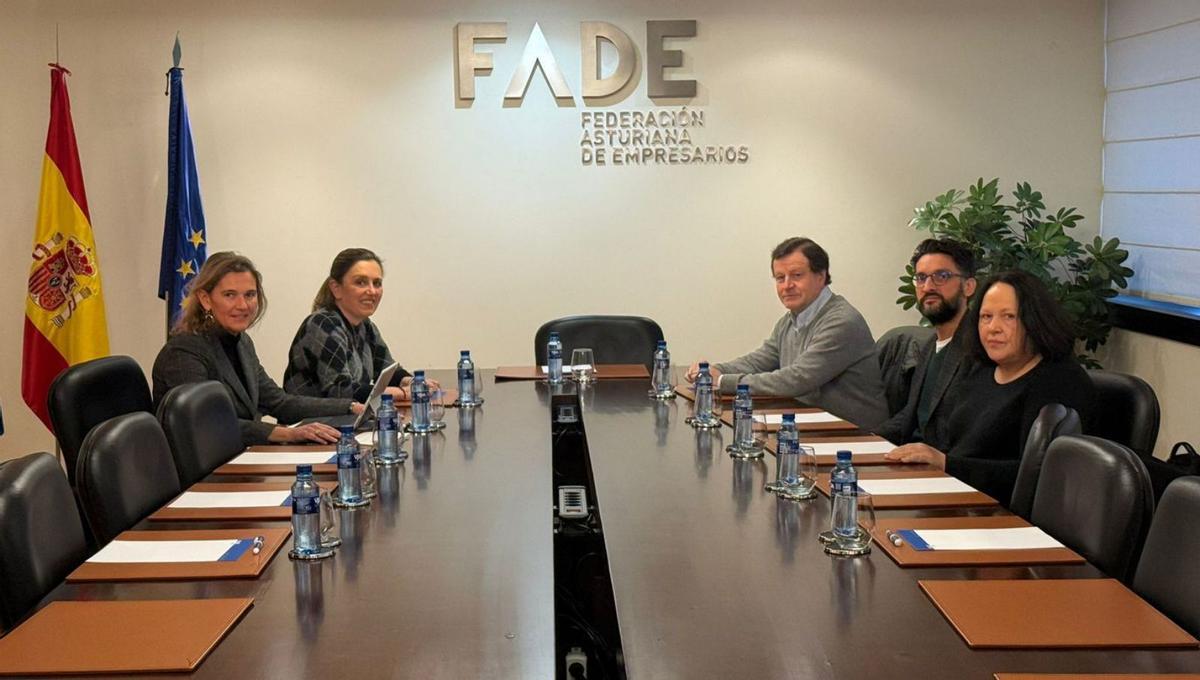 Por la izquierda, María Benavides (FADE), María Calvo, Enrique López Argiz (de la Asociación de Industrias Lácteas de Asturias), Eduardo Pérez Arena (presidente de Asincar) y Geli González (secretaria general de ASAJA). | FADE