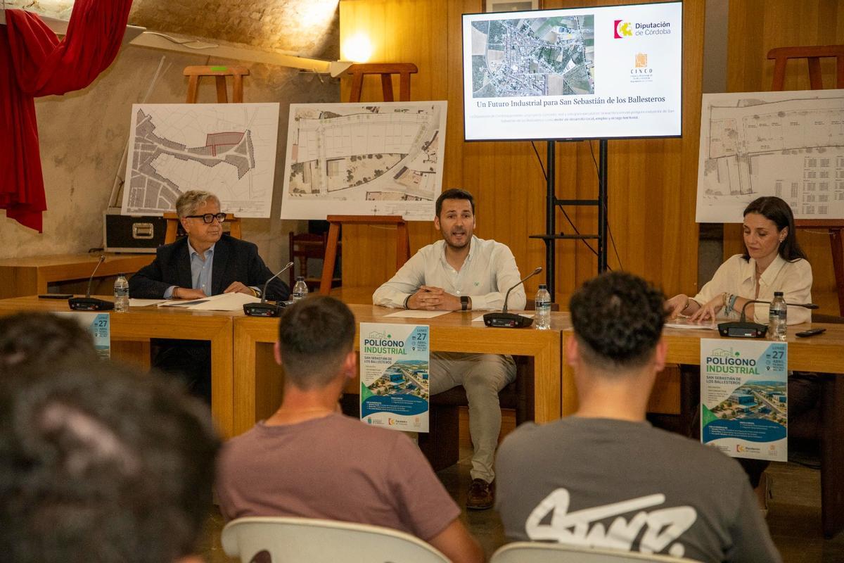 Salvador Fuentes (i), Francisco Javier Maestre (c) y Marta Siles (d), este lunes en San Sebastián de los Ballesteros.