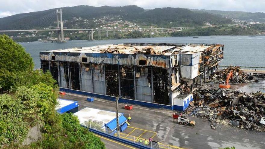 Las instalaciones de Fandicosta,en donde ayer seguía la retirada de los daños del incendio. // G.N.