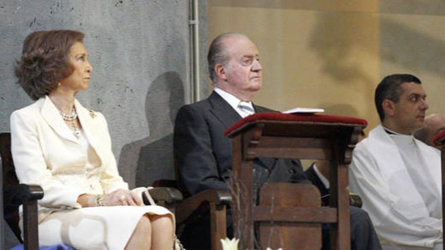 Los reyes de España Juan Carlos y Sofía, asisten a la misa de dedicación celebrada por el papa Benedicto XVI