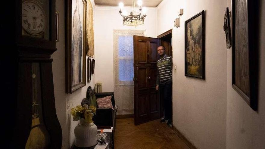 El abogado de la denunciante, en la vivienda. // Enzo Sarmiento