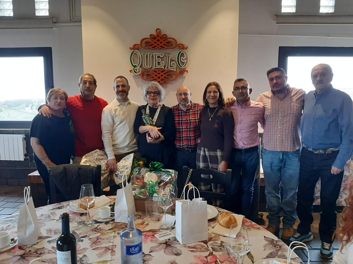 Luisa Blanco, cuarta por la izquierda, flanqueada por el Alcalde, Ángel García, y el presidente de la Asociación Amigos de El Berrón,  Jairo Junco, con concejales familiares, amigos e integrantes del colectivo