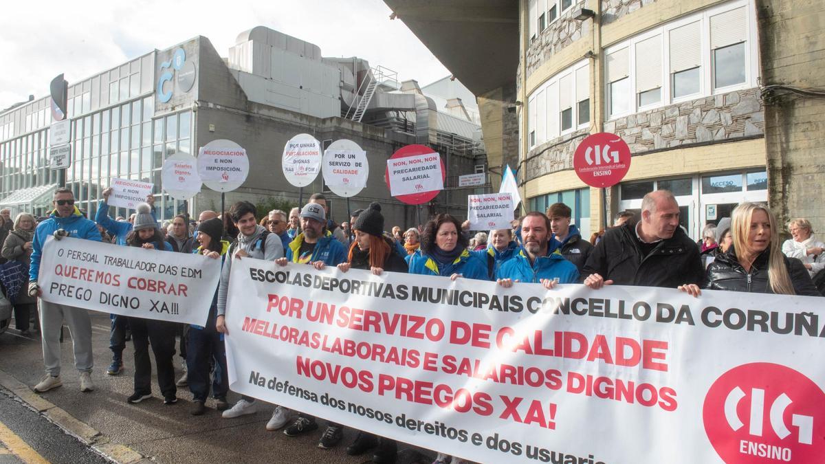 Manifestación en el Palacio de los Deportes del personal de las Escuelas Deportivas