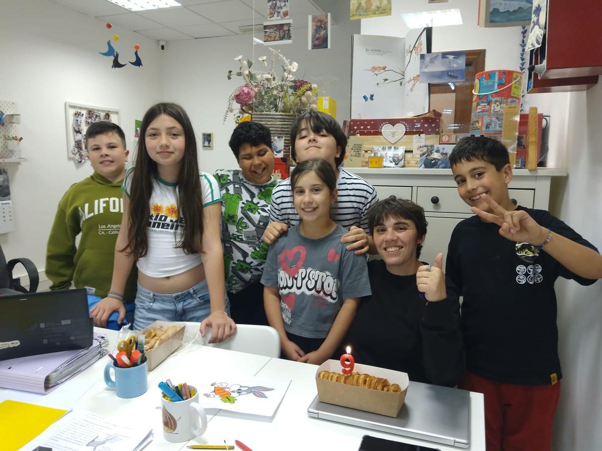 Alumnos de Ana Pernas, durante un cumpleaños.