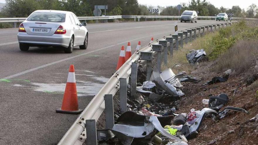 Cinco muertos al dormirse un conductor y chocar con un camión en Castellón