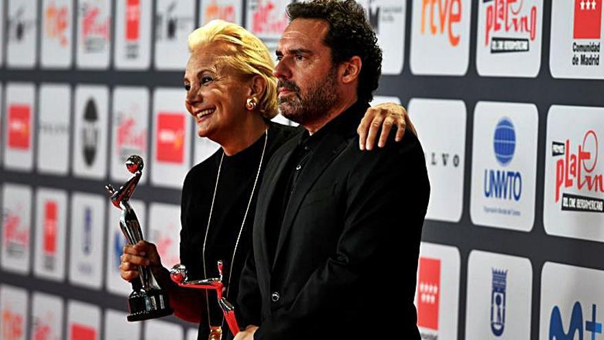 Elena Irureta y Aitor Gabilondo, con sus premios.   | // EFE