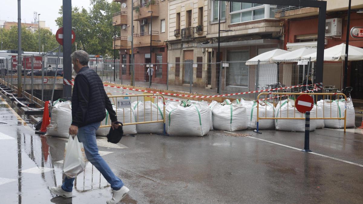 Sacos de arena en el túnel que salva las vías en Aldaia