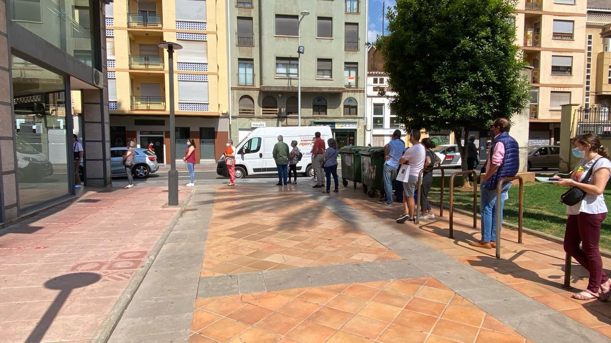 Colas de ciudadanos en la oficina de recaudación municipal de la calle Gobernador de Castelló.