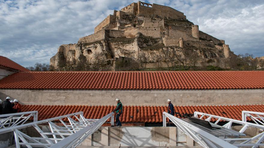 El espectacular montaje de un edificio frente al castillo de Morella