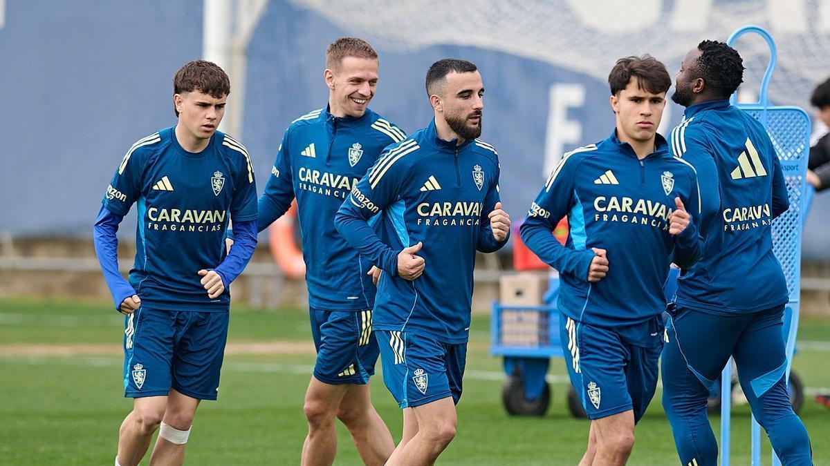 Hugo Pinilla, primero por la izquierda, durante el entrenamiento de este martes en la Ciudad Deportiva.