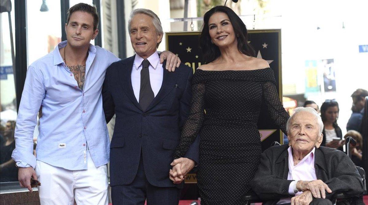 Michael Douglas recibe la estrella en el paseo de la Fama de Hollywood junto a su padre, Kirk Douglas, su mujer, Catherine Zeta-Jones y su hijo Cameron.