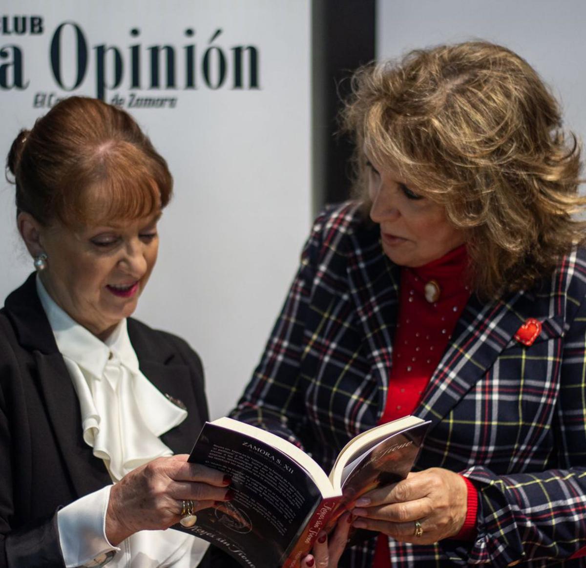 Fredy Vacas y Carmen Ferreras ojean el libro «Reyes sin trono». | Alba Prieto