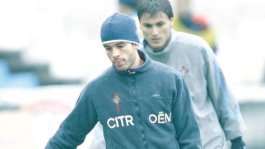 Borja Oubiña golpea el balón en el entrenamiento de ayer en Balaídos