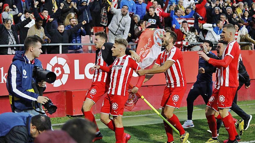 Els jugadors del Girona celebrant el gol de Samu contra l&#039;Osca amb una afició embogida.