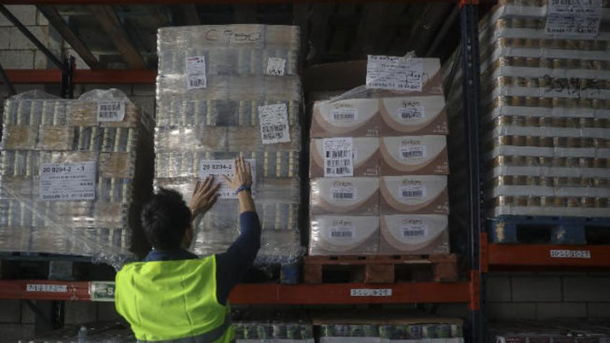 Un operario selecciona los suministros en el Banco de Alimentos .