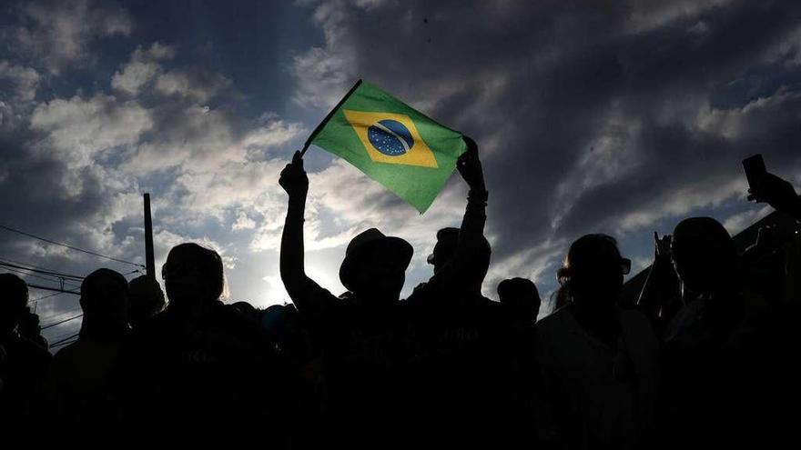 Manifestantes contrarios a Lula, anoche, ante la sede de la Policía Federal, en Curitiba. // Efe