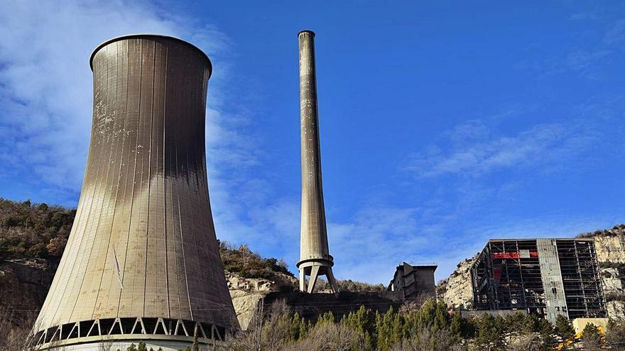 Antigues instal·lacions de la tèrmica de Cercs on es projectava la planta vistes des de la carretera C-16