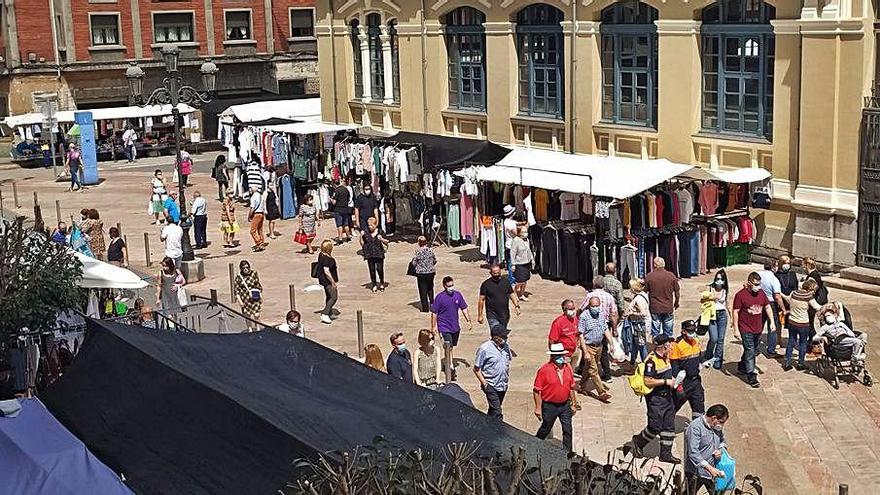 El mercado dominical de Mieres, ayer.