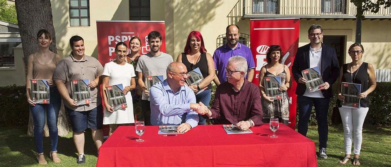 El alcalde y el líder de EU –en la mesa–, con el resto de ediles del ejecutivo en la firma del pacto de gobierno tras las elecciones de 2019.