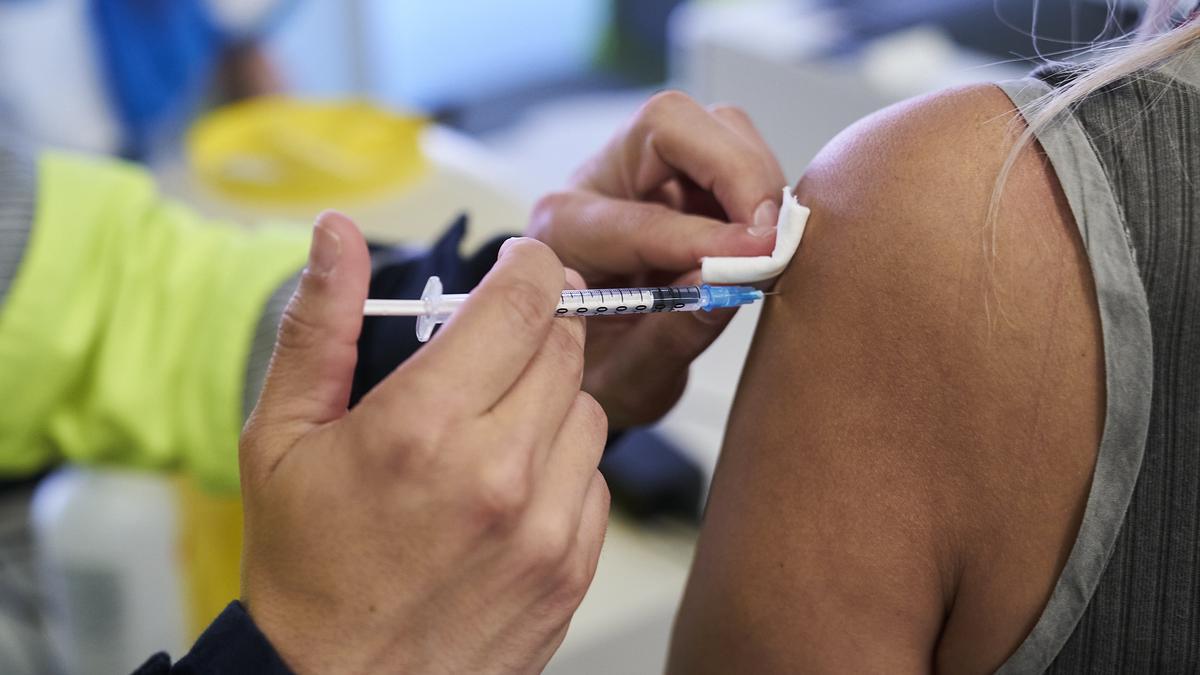 Una persona se vacuna contra el coronavirus en el Wanda Metropolitano.
