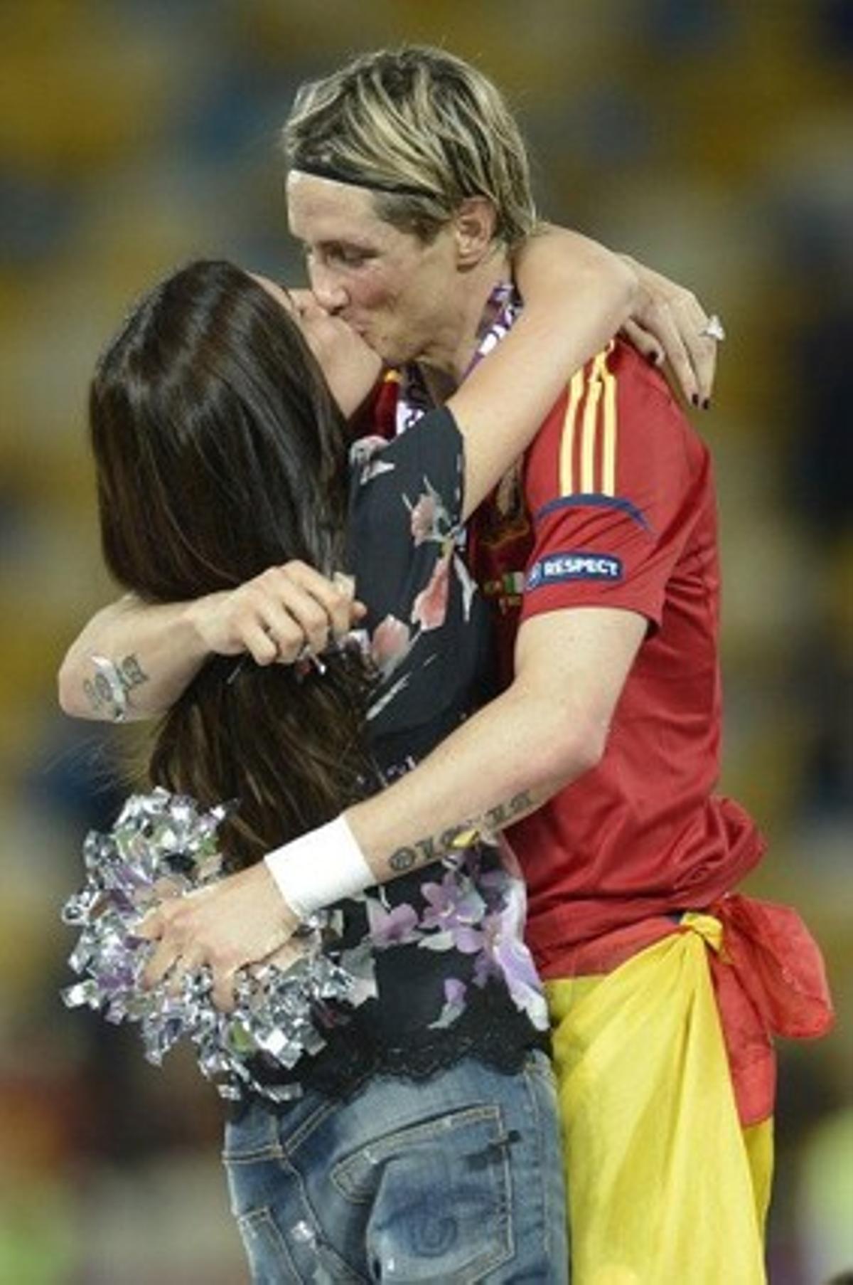 Torres y su mujer Olalla se funden en un abrazo.