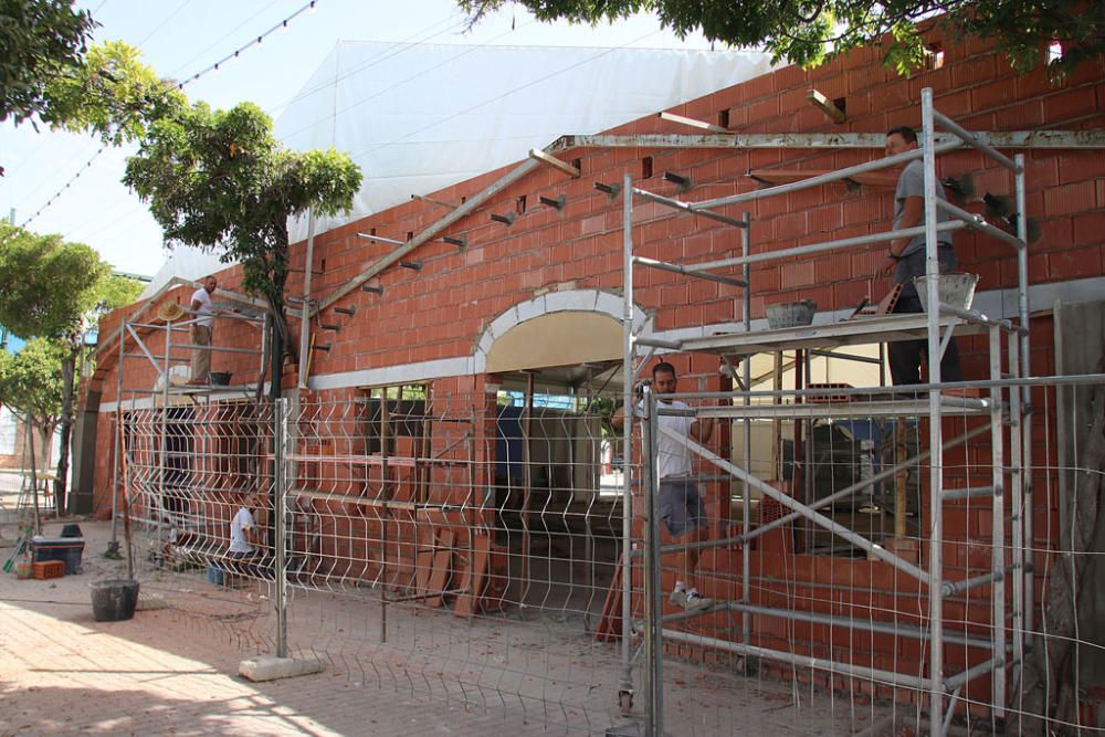 El Cortijo de Torres acelera los trabajos en casetas, calles y portada para ponerse a punto de cara al inicio de la semana de Feria.