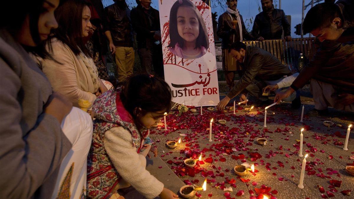 Vigilia por Zainab Ansari (en la imagen), la niña de 7 años violada y asesinada a principios de año, en Islamabad (Pakistán), el 11 de enero.