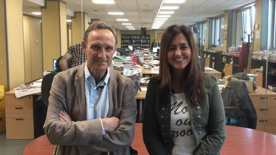 El catedrático Jorge Álvarez Yagüez y la periodista Marta Clavero. // J. A.