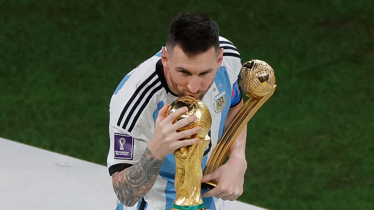 Leo Messi besa la Copa del Mundo tras tumbar a Francia en penaltis