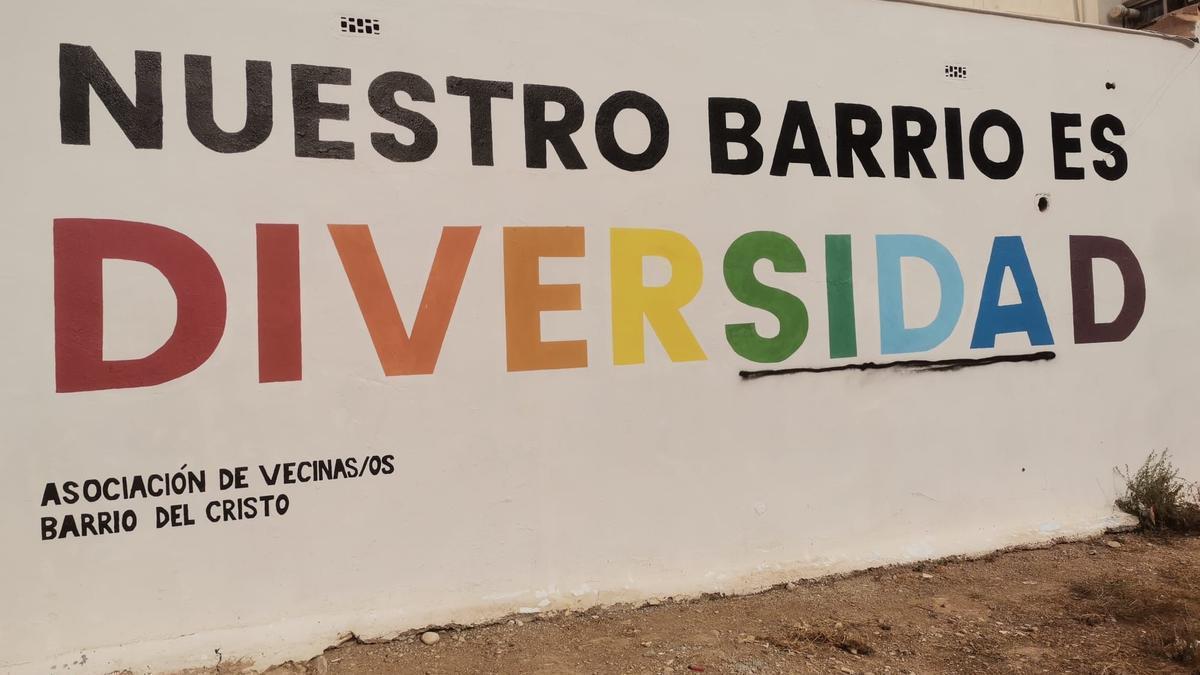 La AAVV del Barrio del Cristo denunció que se había remarcado la palabra Sida en un mural pro LGTBi.