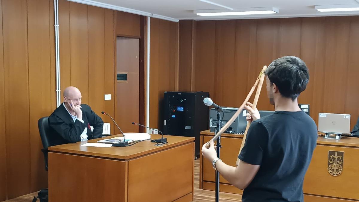 El joven cigarrón mostró durante el juicio la zamarra que complementa el traje ancestral.