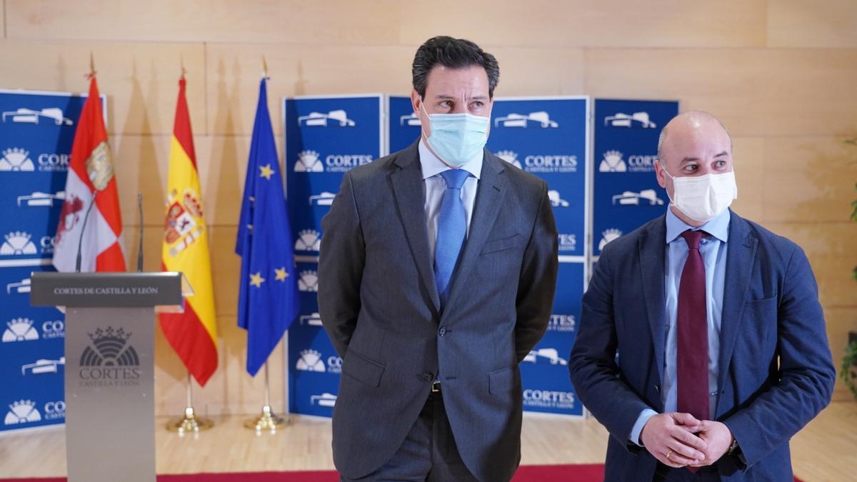 Los portavoces de PP y Ciudadanos Raúl de la Hoz y David Castaño antes de la rueda de prensa