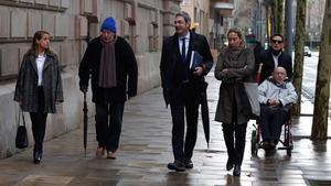 Jordi Montull, su hija Gemma Montull y el abogado de ambos, Jorge Navarro, llegan a la Audiencia de Barcelona para comparecer por el caso Palau.