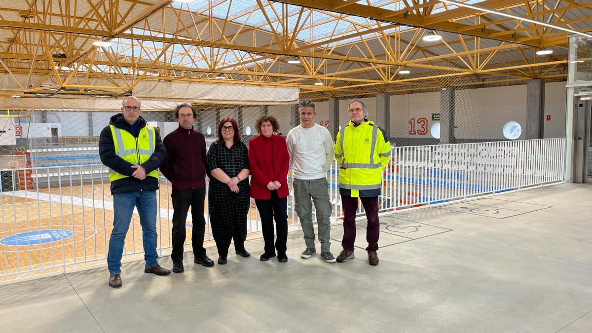 Os edís Xesús Domínguez e Pilar Lueiro e a alcaldesa de Santiago, Goretti Sanmartín, con varios operarios no interior do pavillón de Santa Isabel