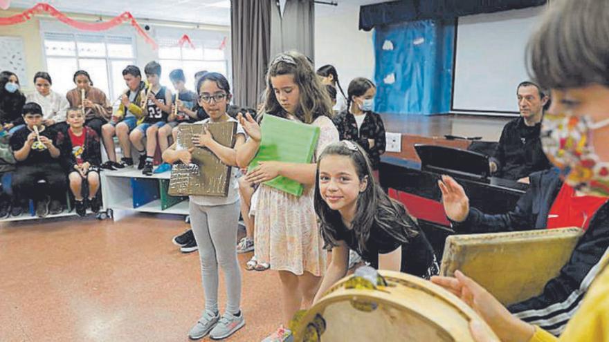 El colegio Cervantes afina con la música tradicional asturiana