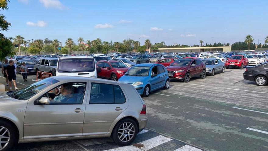 Colapso del mercadillo de Torrevieja al acotarse la mitad del recinto para la feria de atracciones