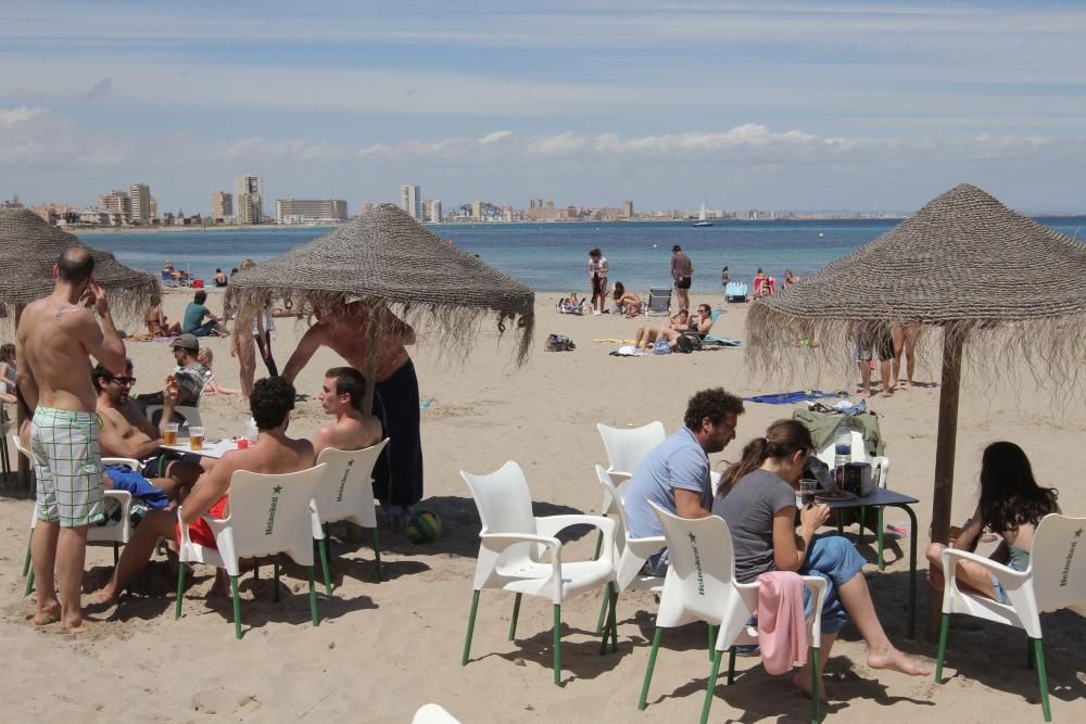 Turistas y locales disfrutan de un día de playa