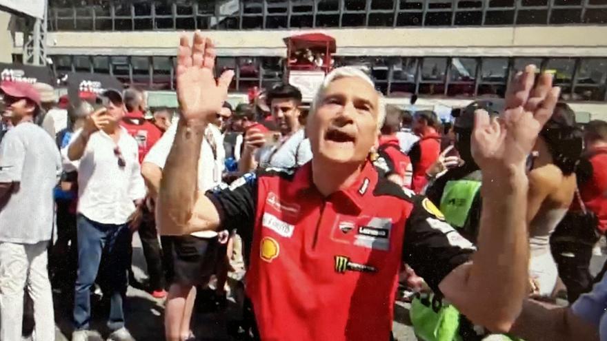 &quot;¡Cállense, por Dios! ¡Es rojo!&quot;: Tardozzi, jefe de Ducati, se encara a los &#039;tifosi&#039; para acallar los abucheos a Márquez